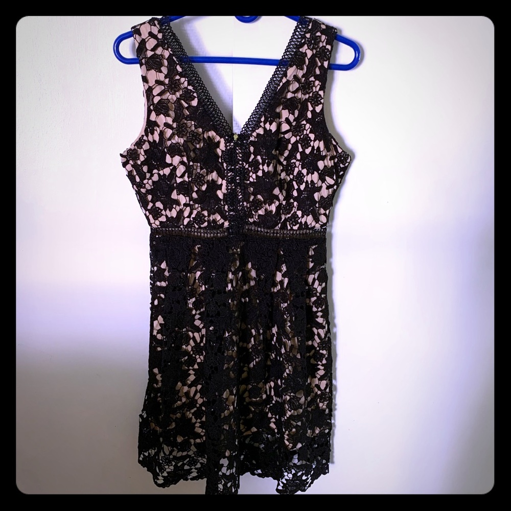 Sleeveless lace dress